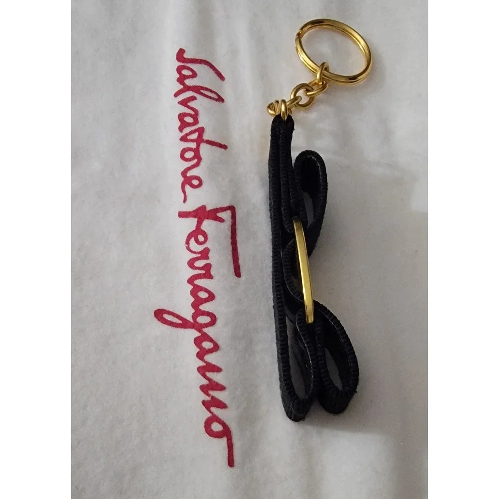 Salvatore Ferragamo Vara Bow Keychain Black Grosgrain Gold Tone Hardware Italy - Picture 4 of 6